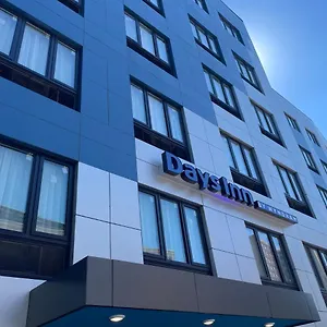 Days By Wyndham Bronx Nyc Hotel