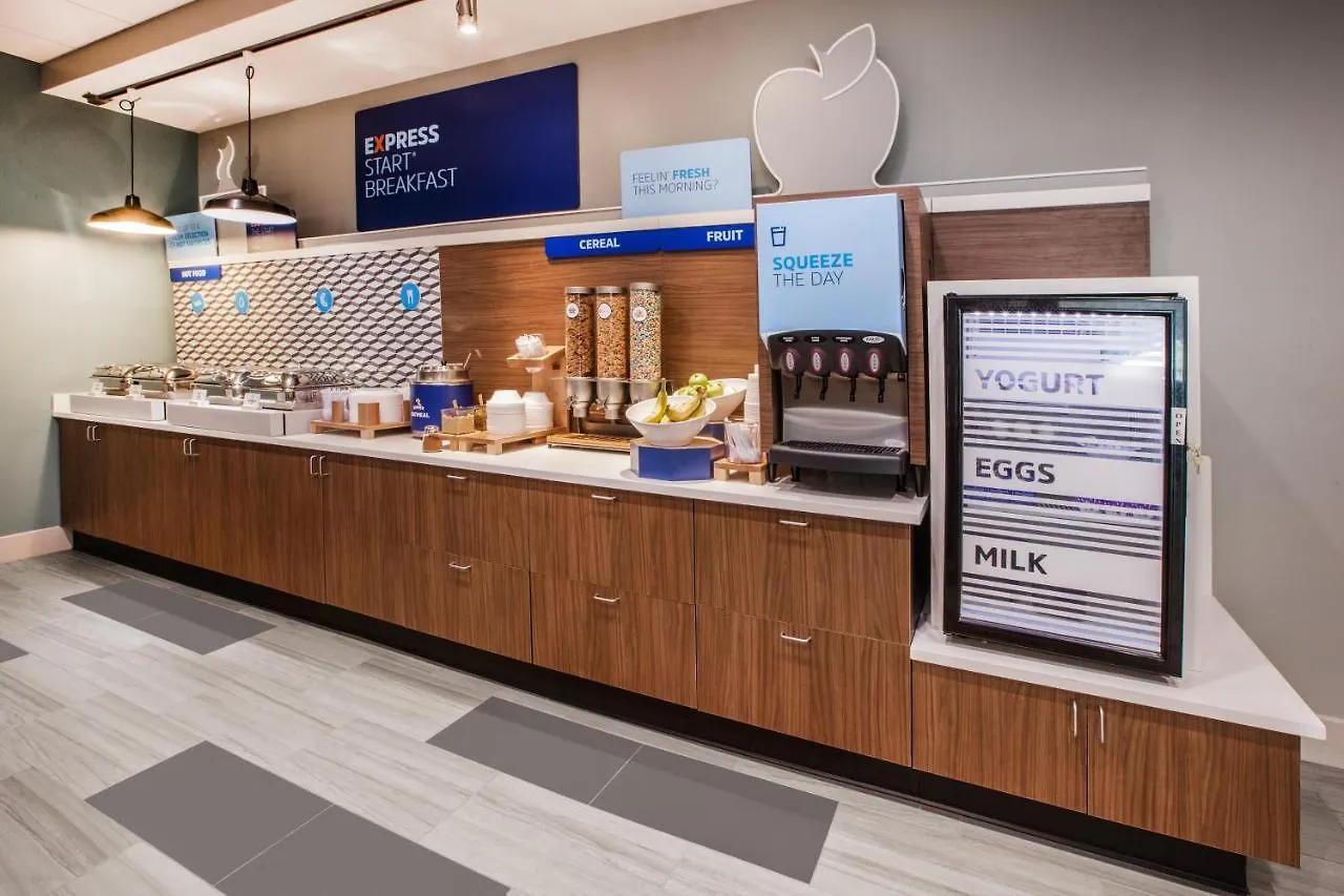 Holiday Inn Express & Suites Woodside Laguardia Airport نيو يورك 3*,