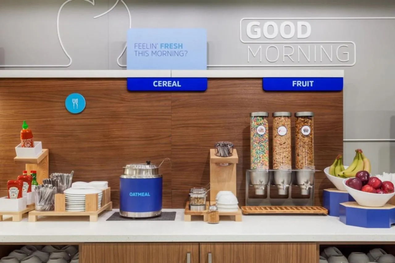 Holiday Inn Express & Suites Woodside Laguardia Airport New York