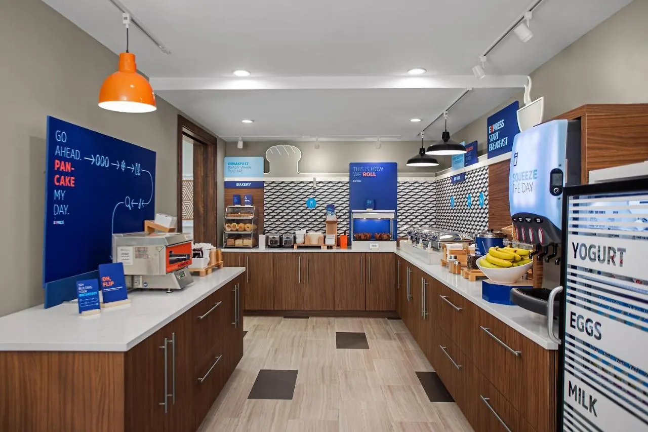 Holiday Inn Express & Suites Woodside Laguardia Airport New York 3*,